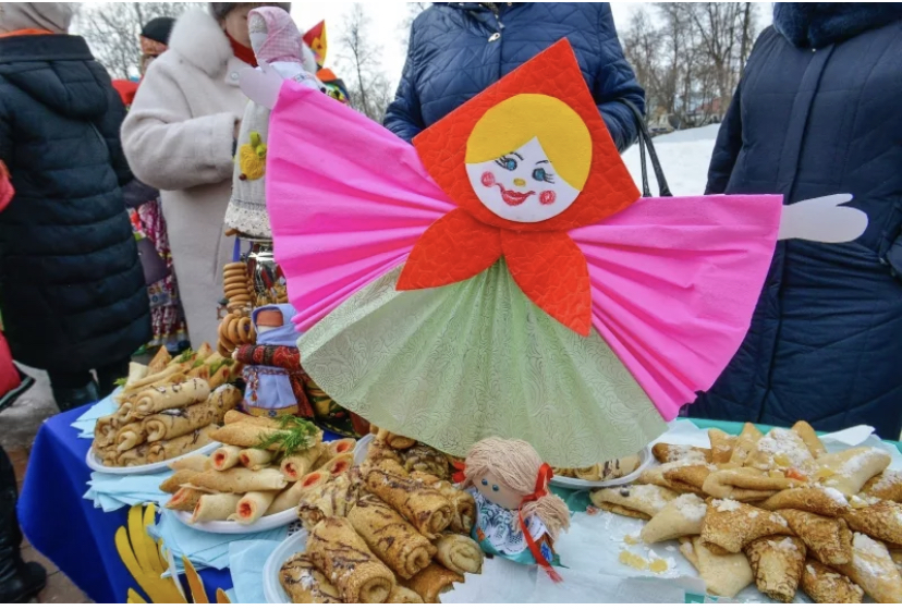 Масленица в мытищах. Украшения на Масленицу. Атрибуты Масленицы. Украшения на Масленицу для улицы. Украшение стола на Масленицу.