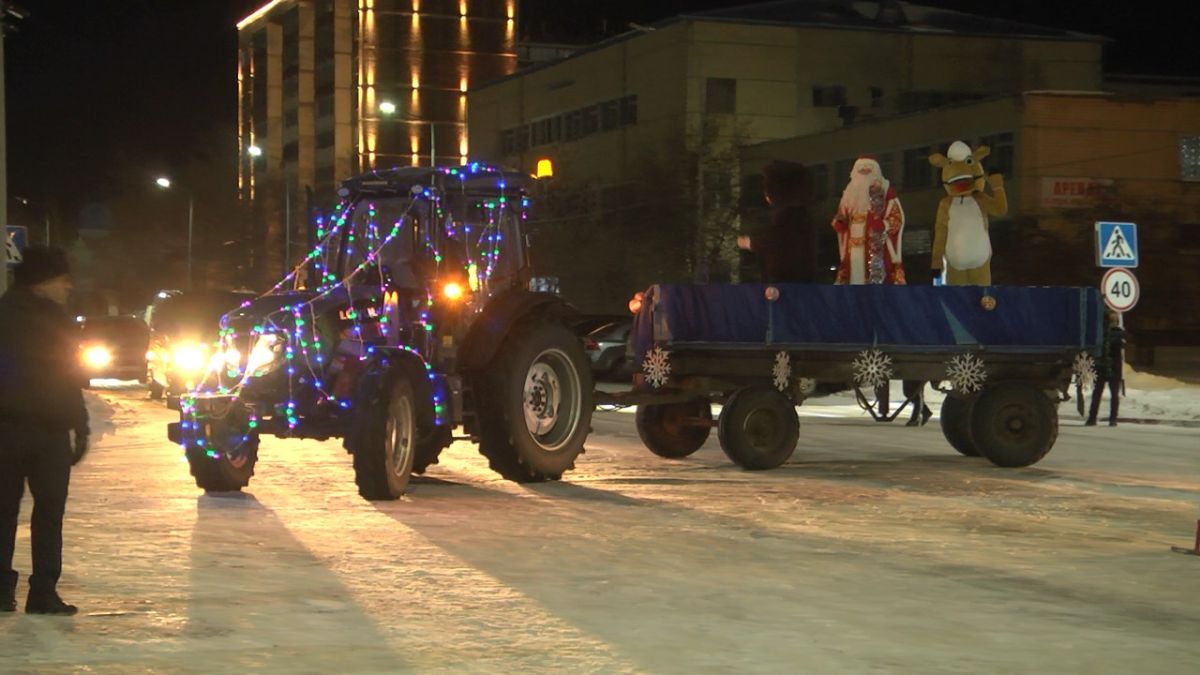 В Лисаковске Дед Мороз осваивает профессию тракториста