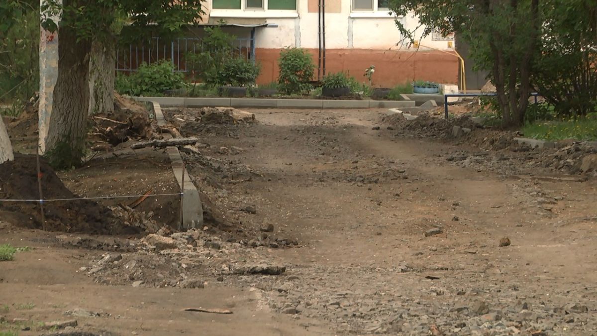 В  микрорайонах Лисаковска проходит комплексный ремонт придомовой территории