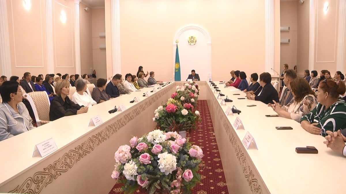 На традиционной августовской конференции педагоги Лисаковска подводили итоги минувшего и обсуждали планы на будущий