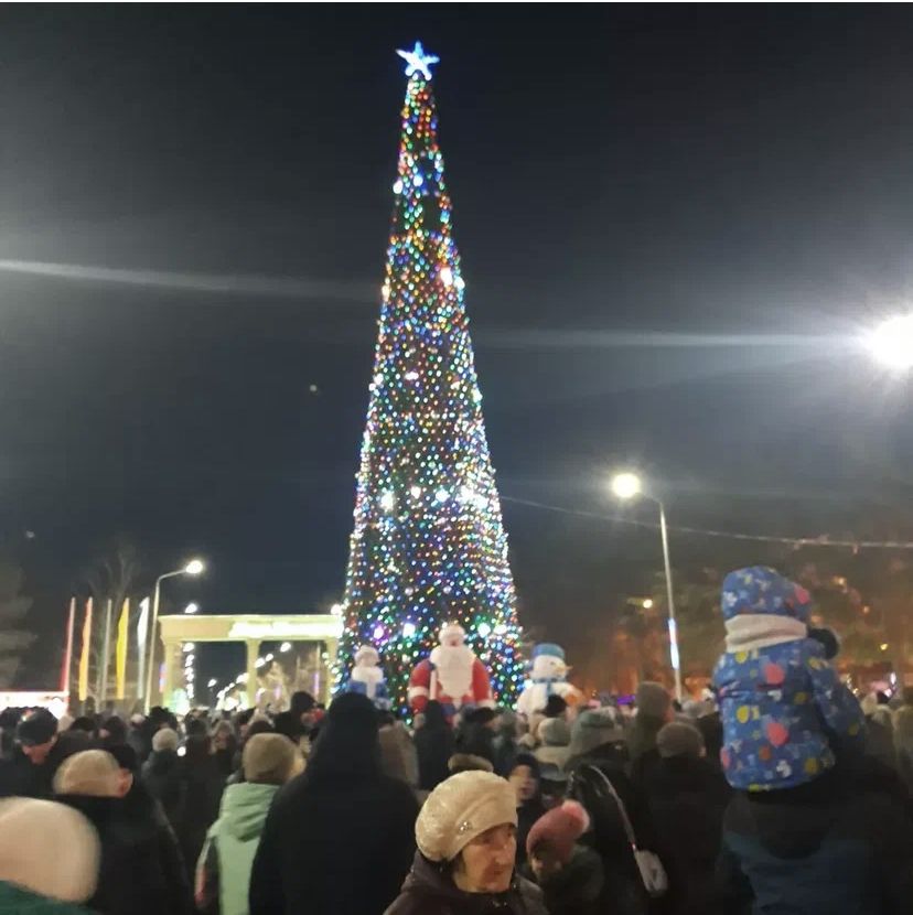 В Лисаковске состоялось зажжение Новогодней ёлки