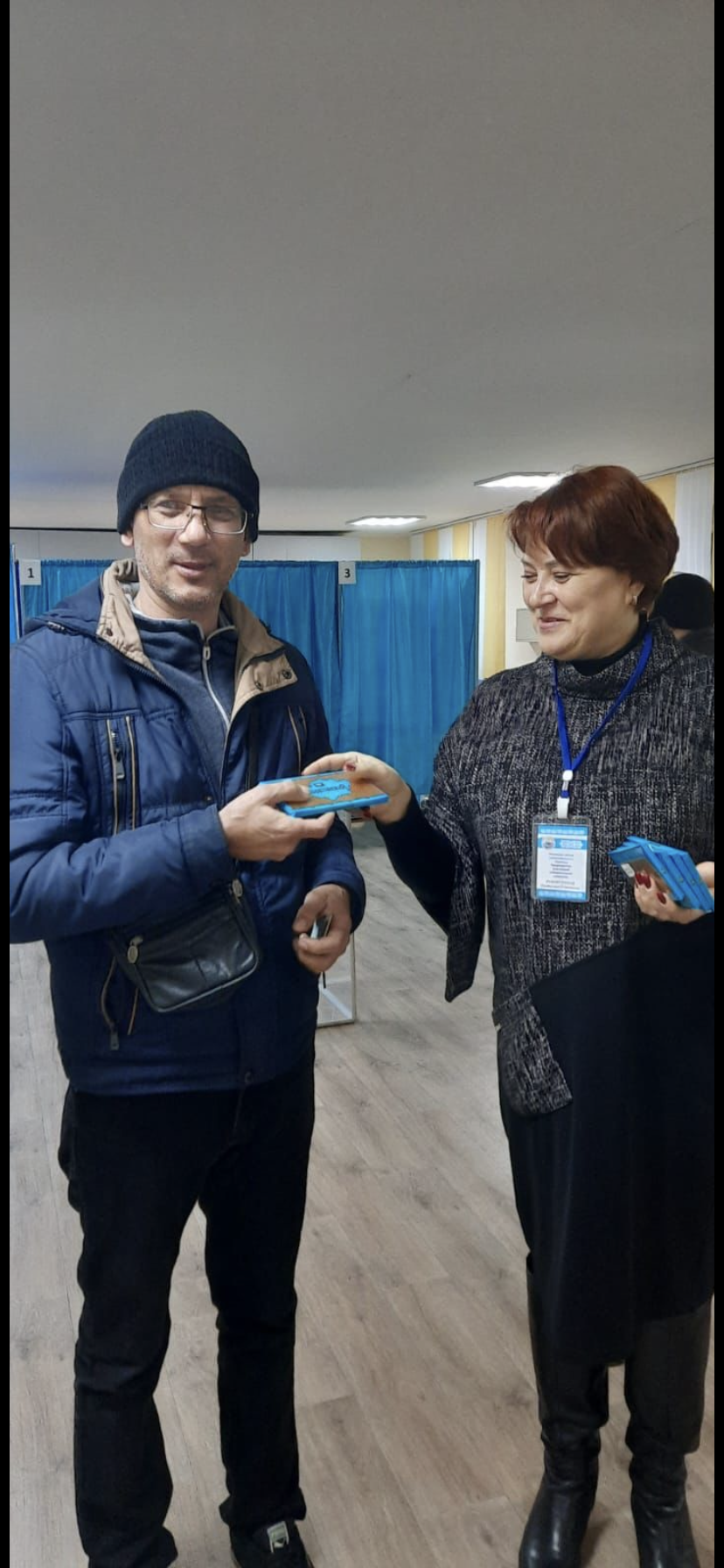 В день выборов особым вниманием удостоили первых голосующих.