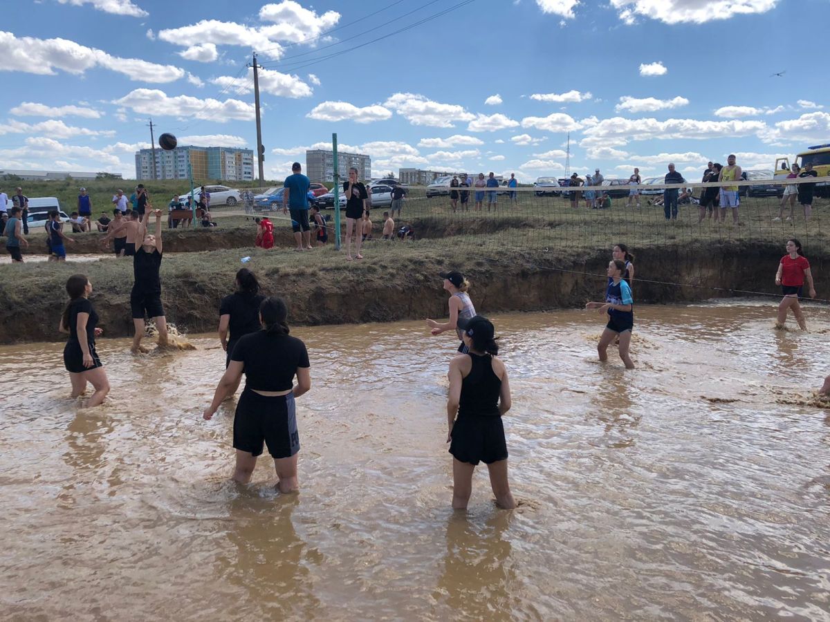Традиции возвращаются. Грязевой волейбол прошёл в Лисаковске