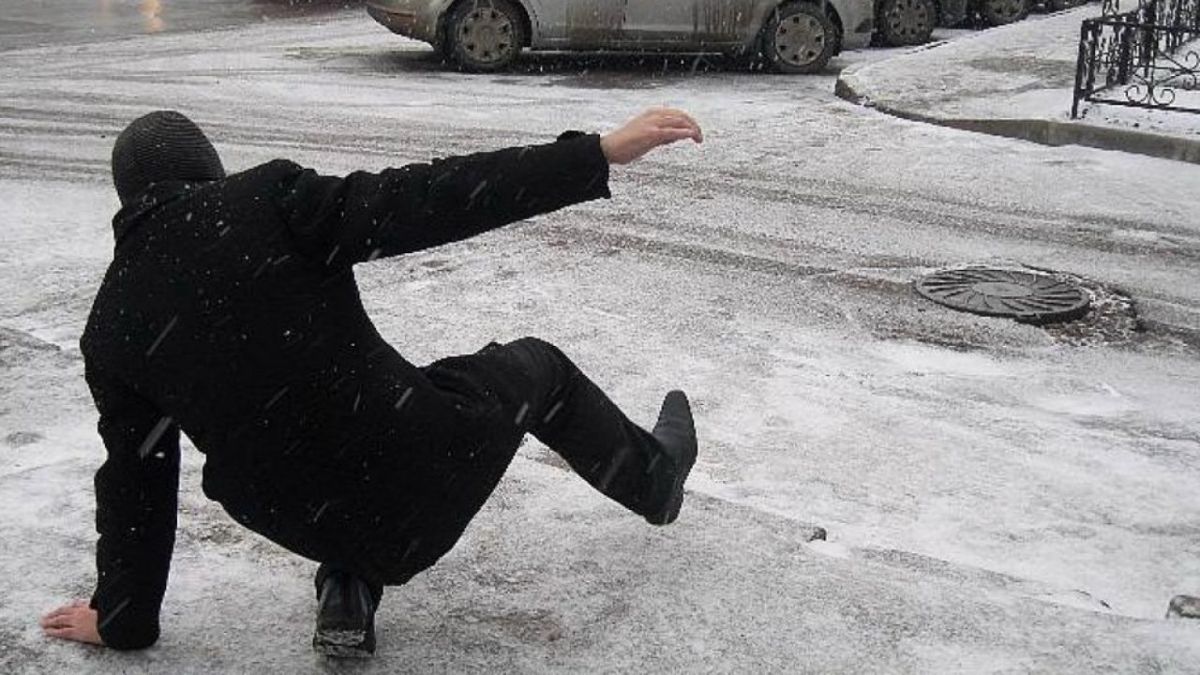 Город окутала наледь.